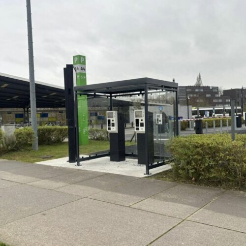 Overkapping voor automaten model Myla 39 Moderne overkappingen voor automaten, ontwikkeld voor buitengebruik. Afwatering geïntegreerd en afwerking in RAL naar keuze.